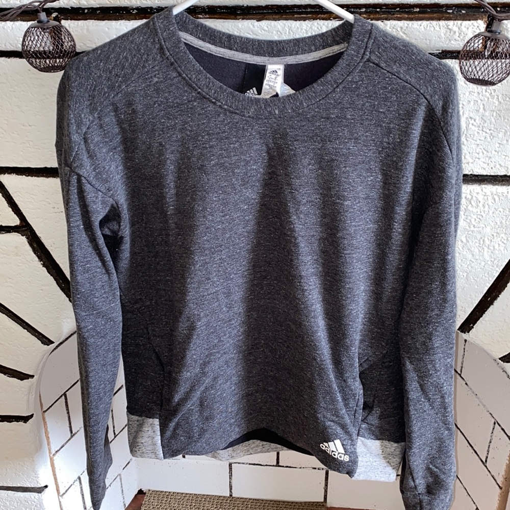 ADIDAS WOMENS CREWNECK SIZE MEDIUM